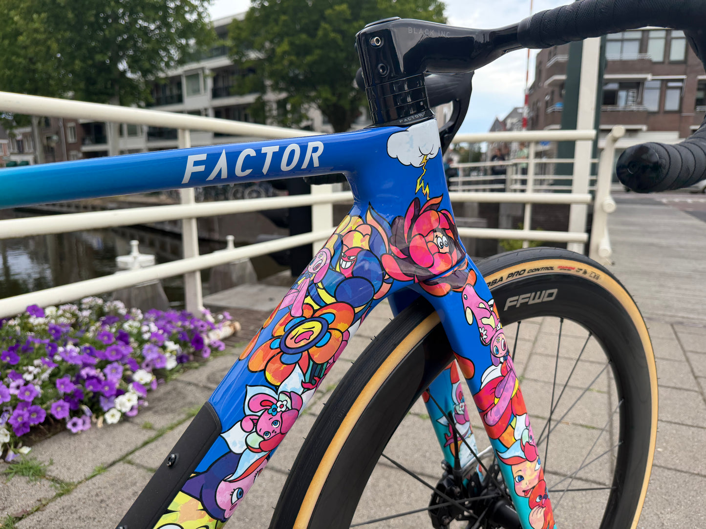 Custom Factor Monza Vexx editon